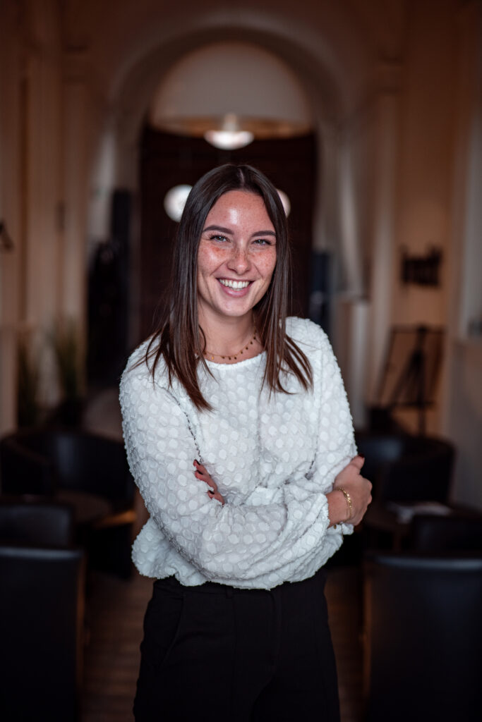 bedrijfsfotografie, een portretfoto van een vrouw dat aan het lachen is naar de camera